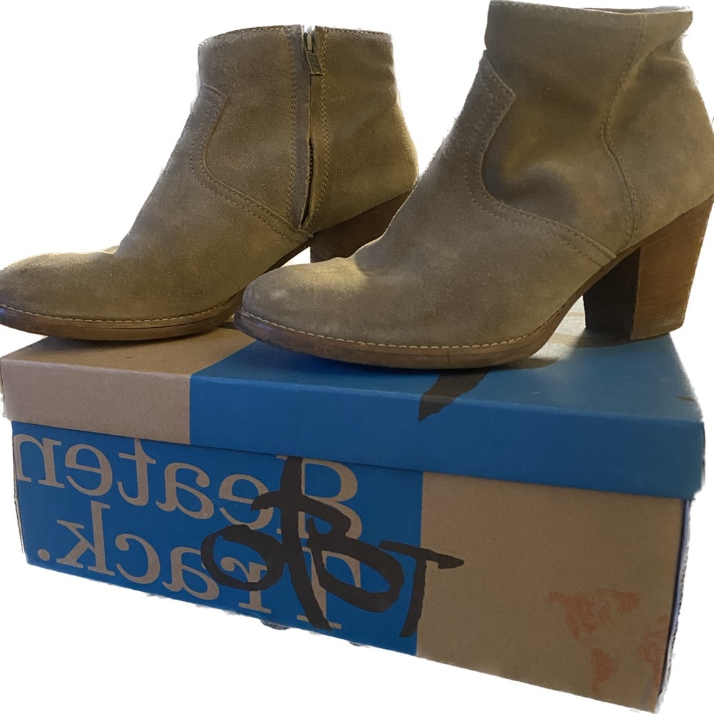 1937 tan ankle zip boots. Size 8.